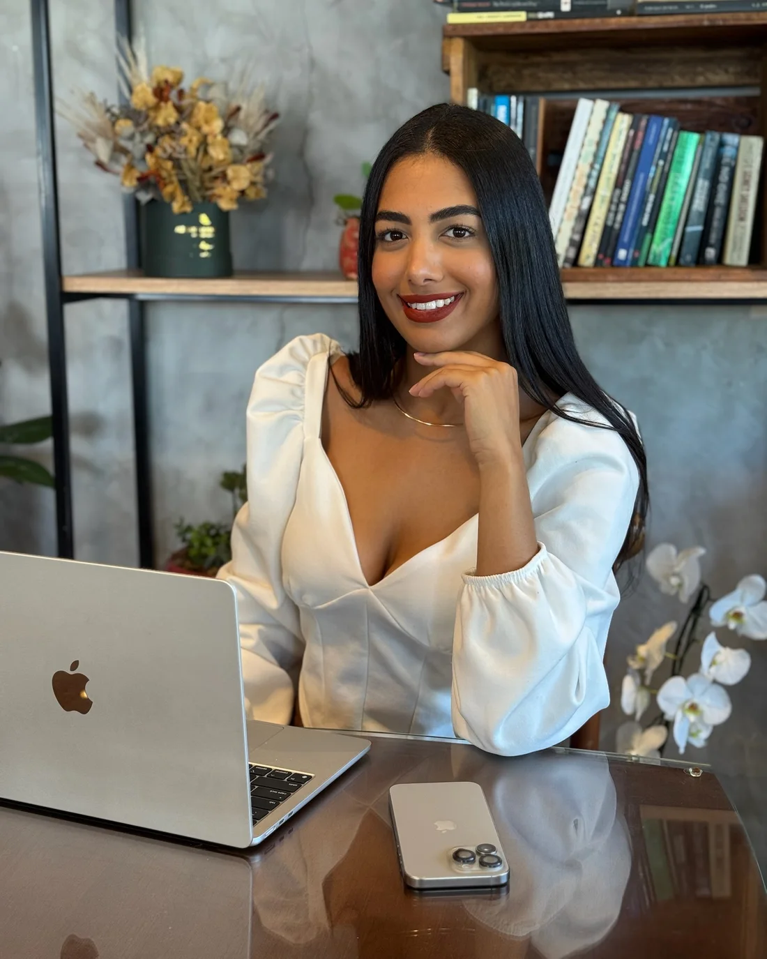 Victória trabalhando em Social Media